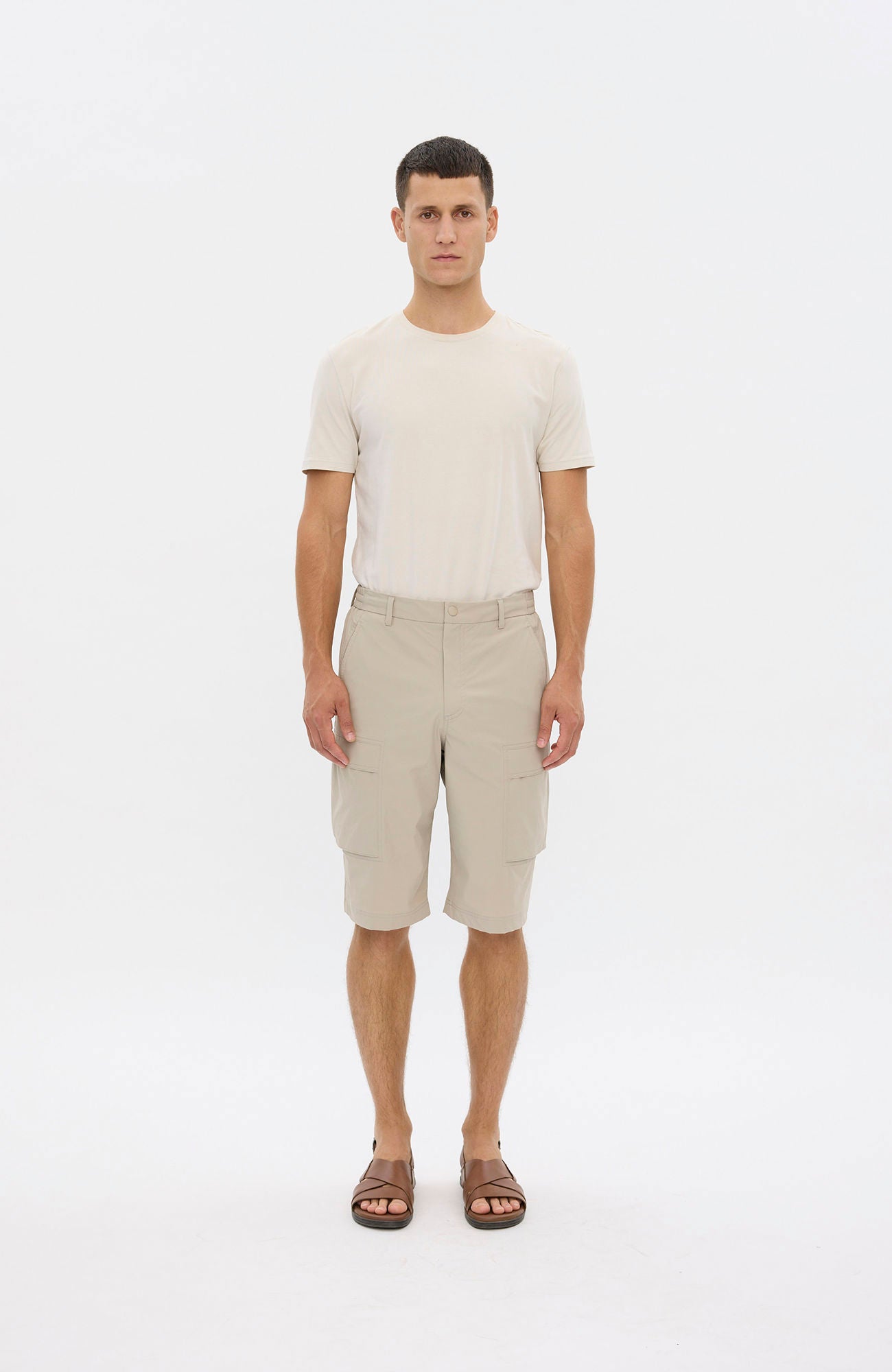 Plain Units Leopl Shorts 120 i krittfarge, komfortable shorts for trening og fritid, laget av mykt stoff.
