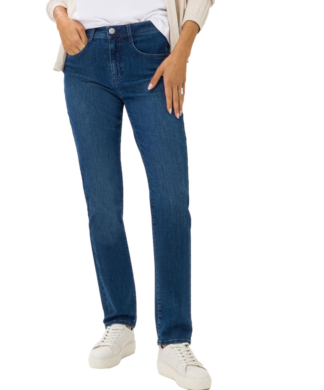 Mørkeblå Brax Mary jeans, slim fit, med klassisk design og fem lommer, vist på modell.