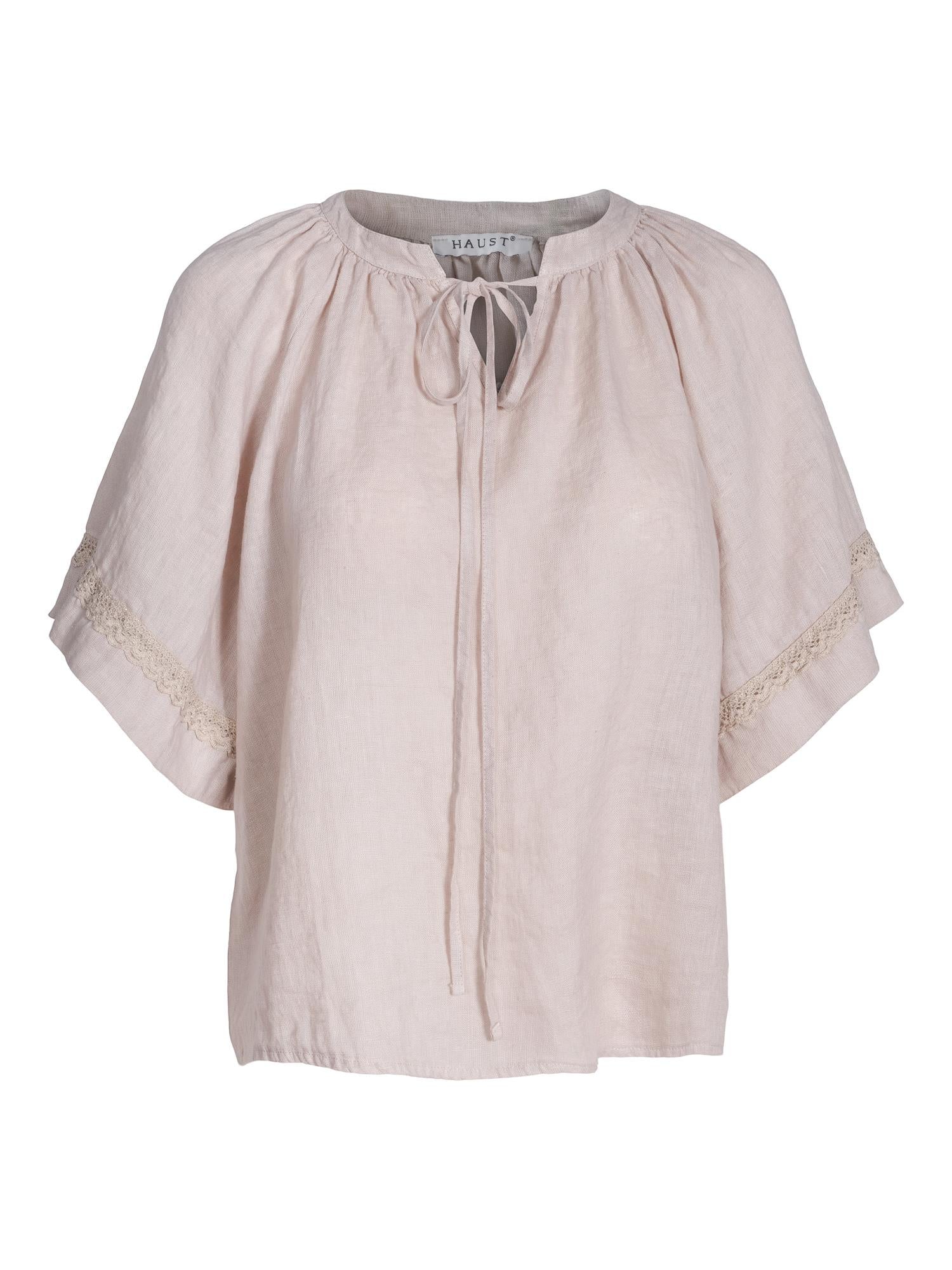 Lys-beige Haust Linen løs topp, elegant bluse med lett stoff og casual passform, vist på modell.