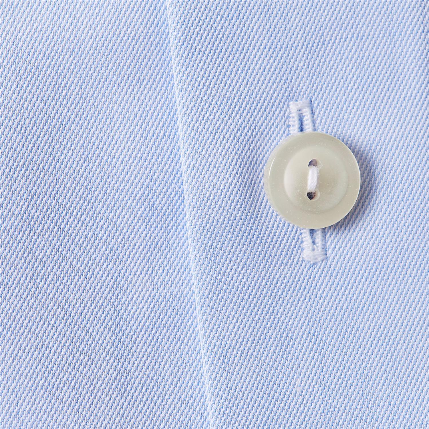 Lyseblå Eton Slim Signature Twill Skjorte med knappestolpe og klassisk krage, vist på en flat lay.