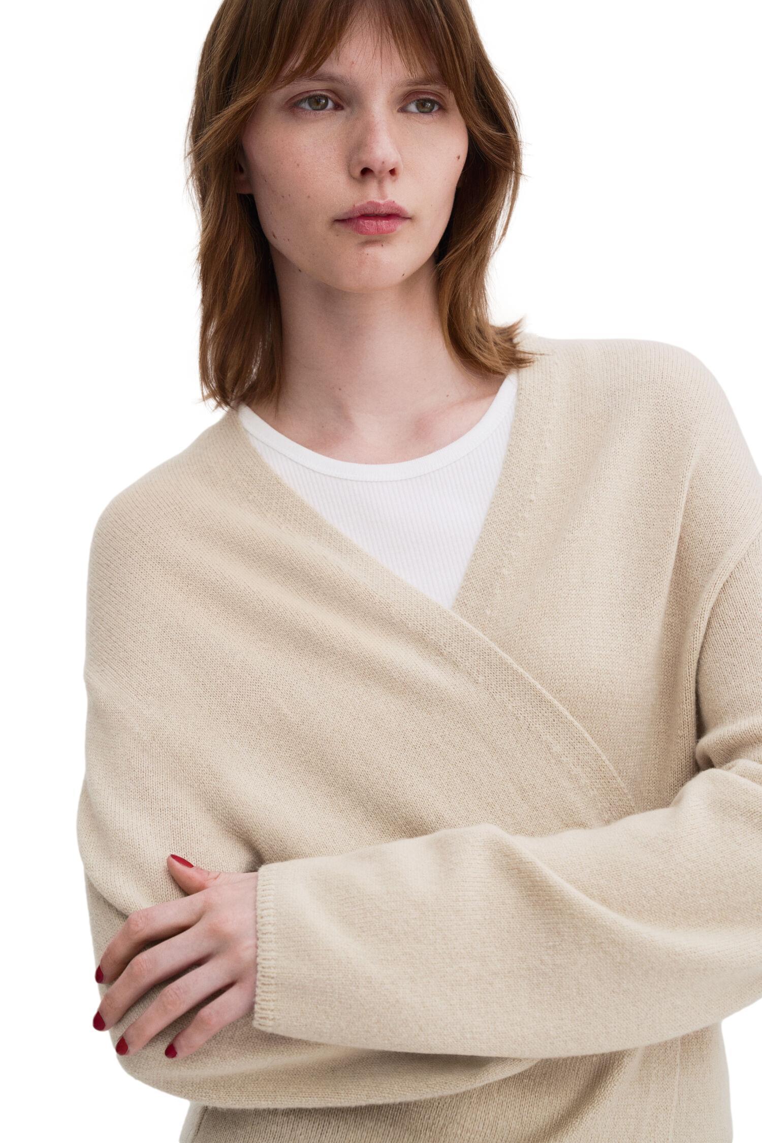 Filippa K lang cardiganstrikk i lys beige av ull og kasjmir, viser en myk, komfortabel genser med lange ermer og åpen front.