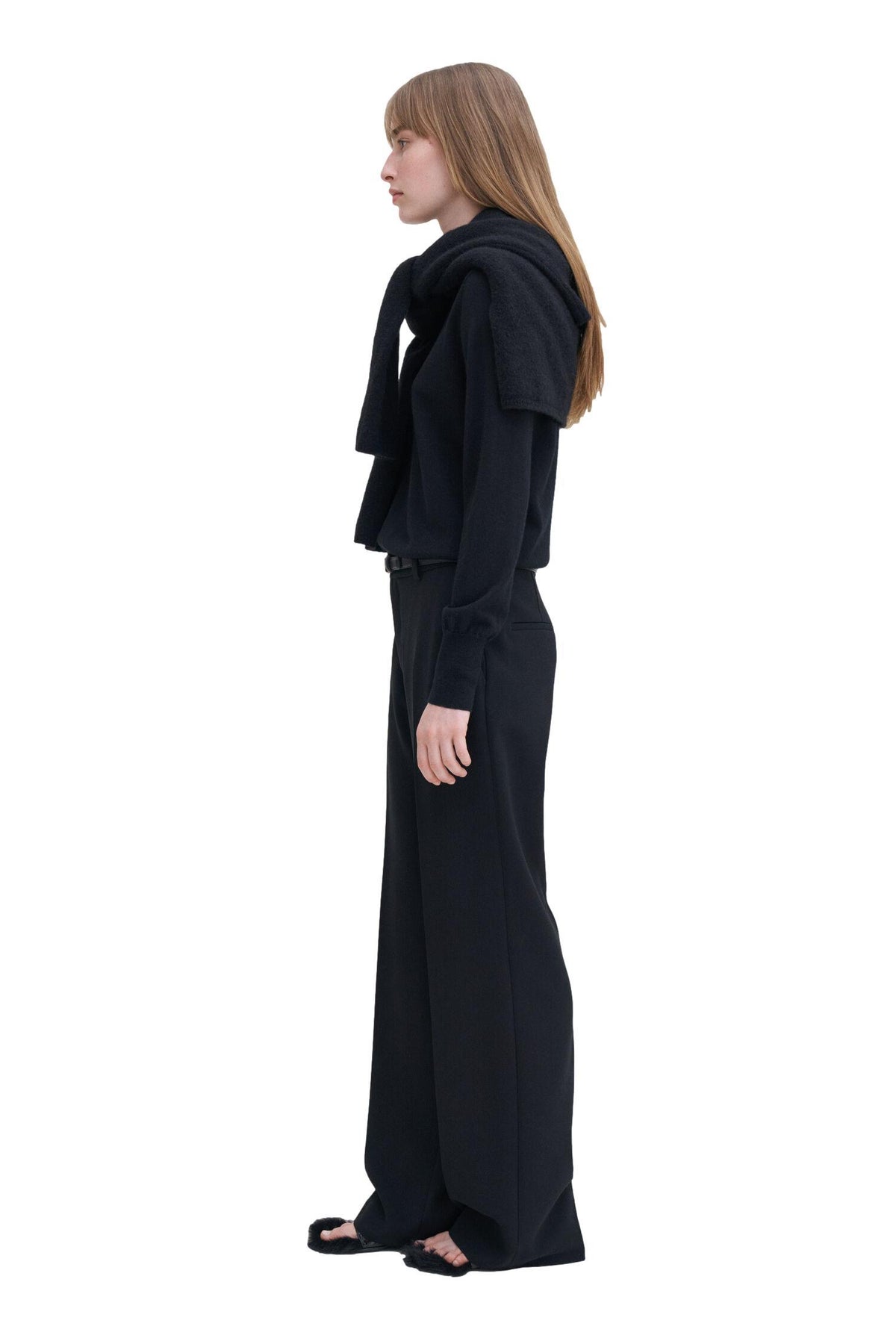 Sort Filippa K Hutton bukse i mykt stoff, med rette ben og elastisk midje, vist på modell.