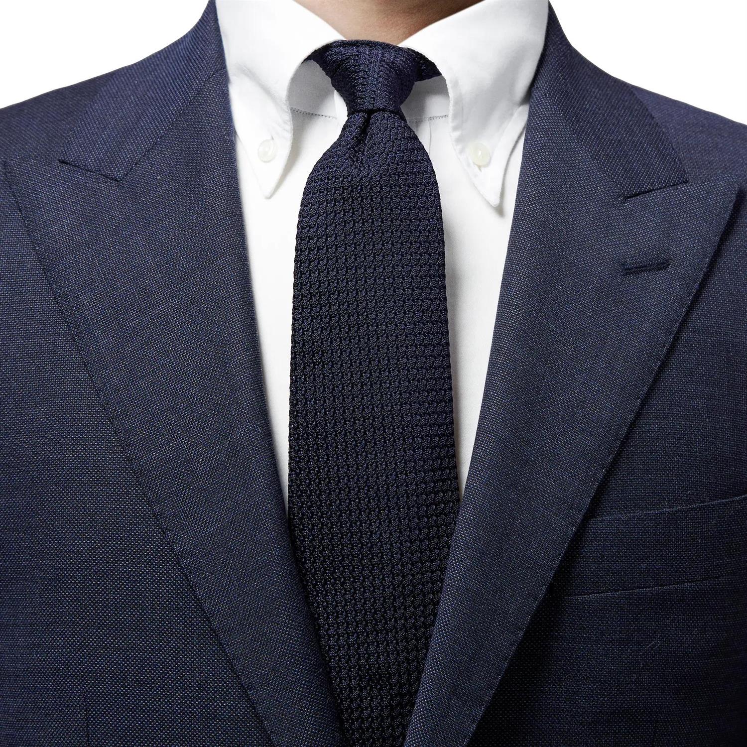 Marine Eton slips med grenadine mønster, glatt stoff og klassisk slipsdesign, perfekt for formelle anledninger.