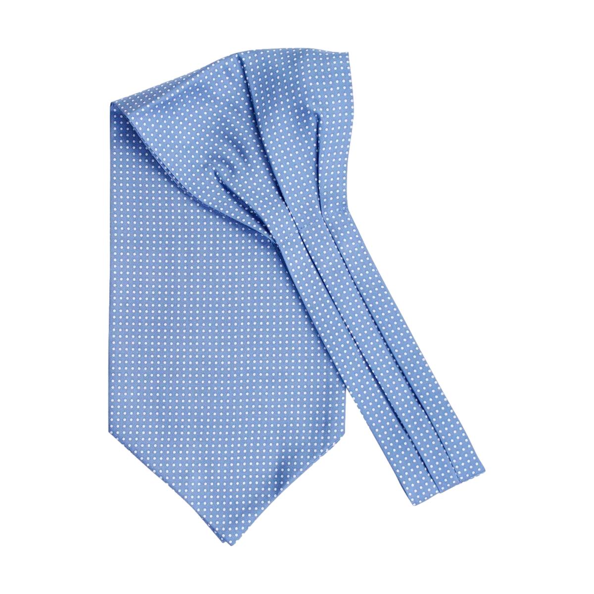 Lyseblå Amanda Christensen Ascot i fin stoff med elegant design, perfekt som tilbehør til formelle antrekk.