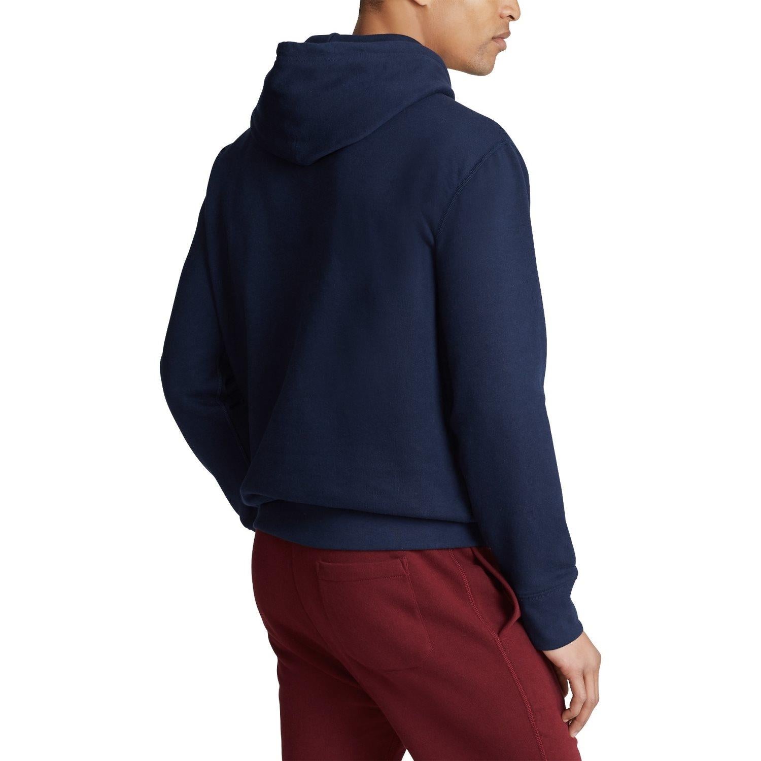 Marine fleece hoodie fra Polo Ralph Lauren med ribbestrikket krage og logo på brystet, vist på modell.