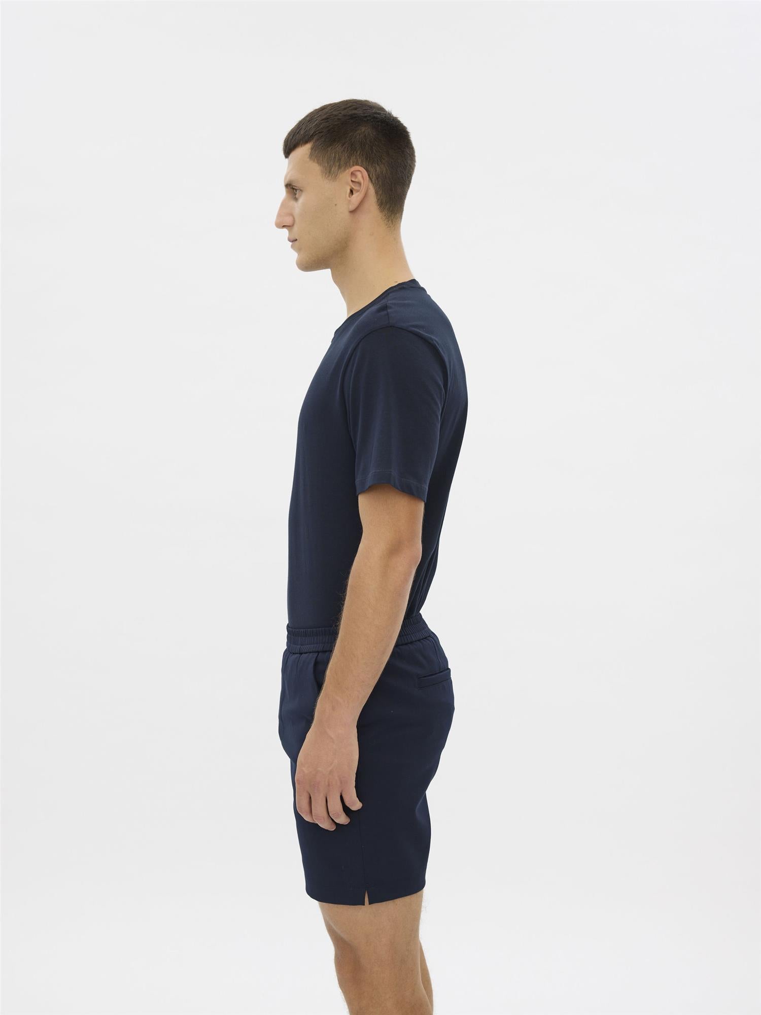 Plain Units Turipl Shorts 041 i marineblå, komfortable bomullsshorts for sommerbruk, med enkel design og god passform.