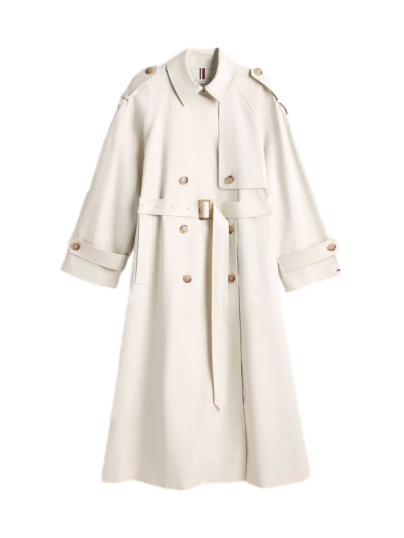 Lys-beige oversized bomulls trench coat jakke fra Tommy Hilfiger med klassisk design og belte, vist på modell.
