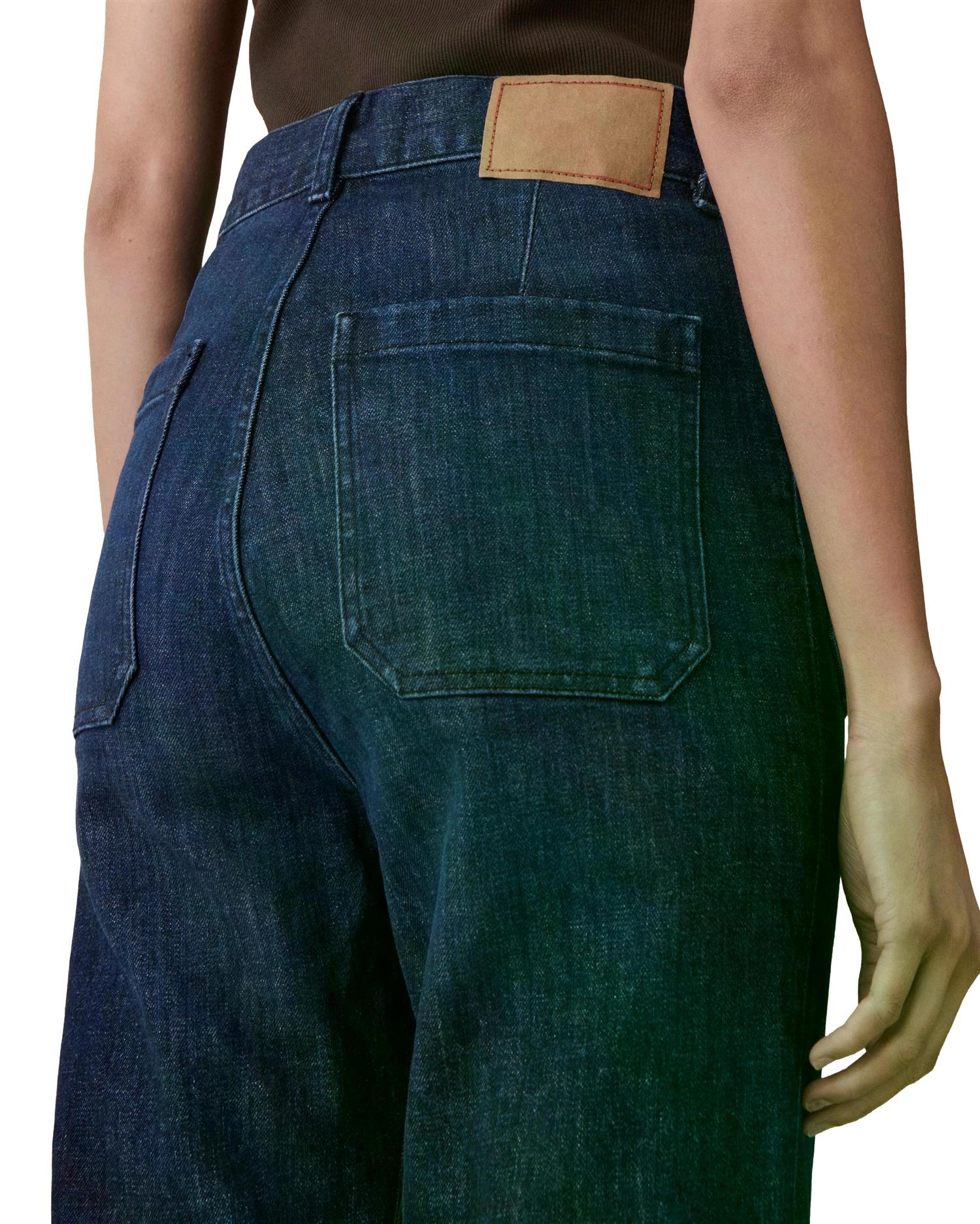 Mørkeblå Jeanerica St Monica jeans for kvinner, vises på modellen med klassisk snitt og mid-rise passform.
