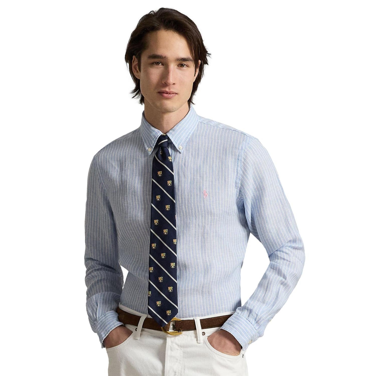 Lyseblå linen skjorte fra Polo Ralph Lauren med tilpasset passform og striper, vist på modell.