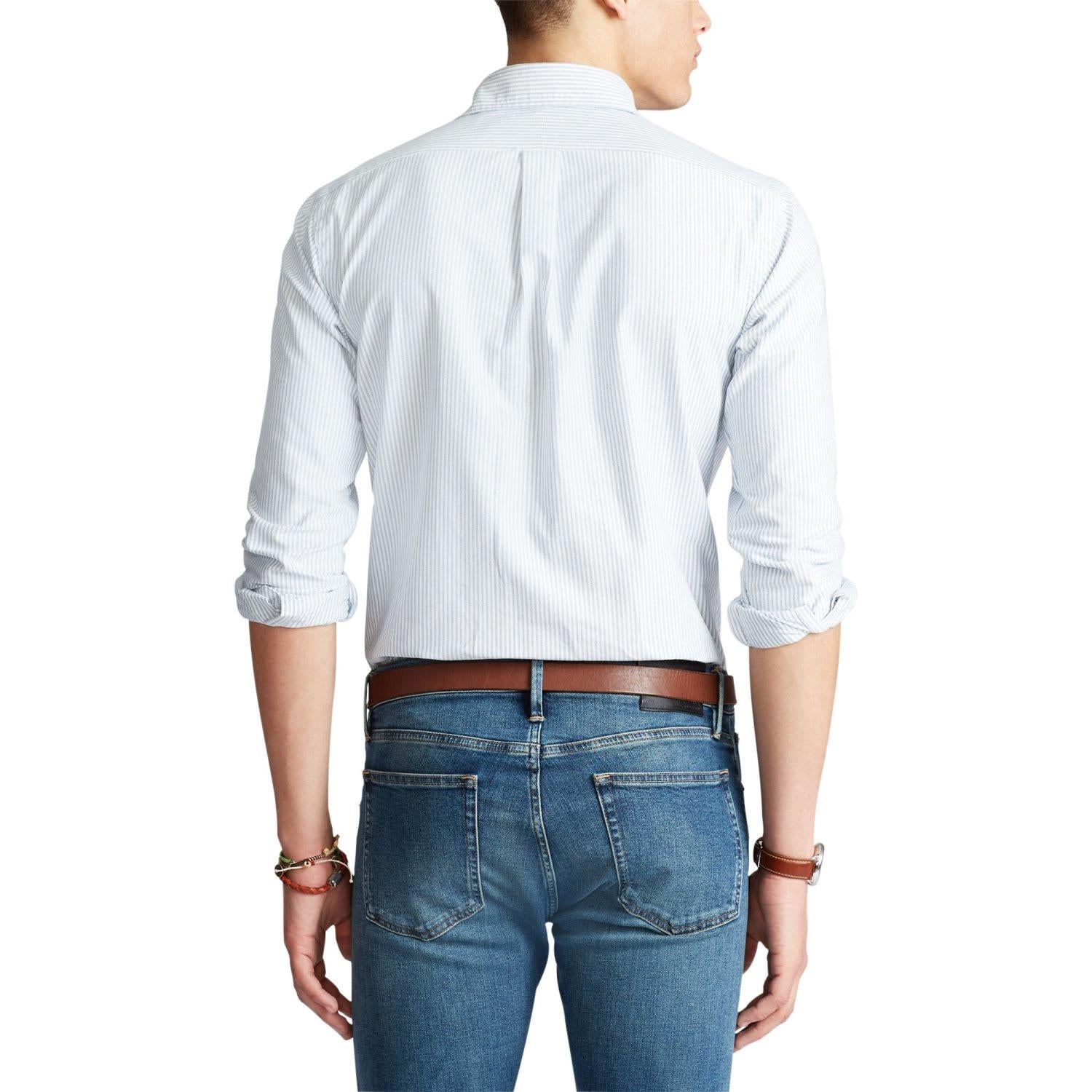Blå stripete Polo Ralph Lauren Custom Fit Oxford-skjorte hengende på kleshenger, kort ermet og klassisk design