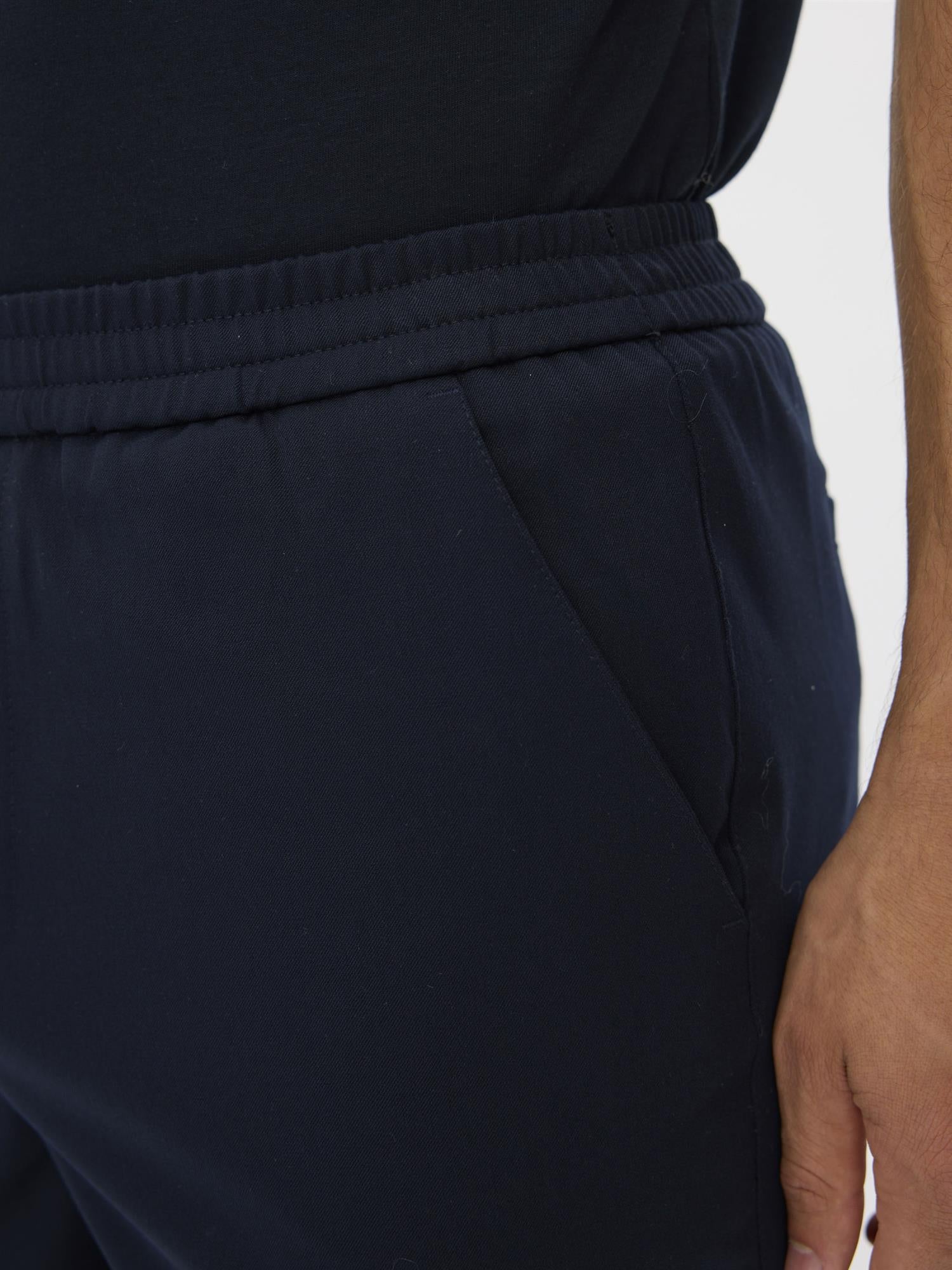 Navyblå Plain Units Turipl Shorts 041, komfortable og stilige shorts for menn, vist på et bilder.