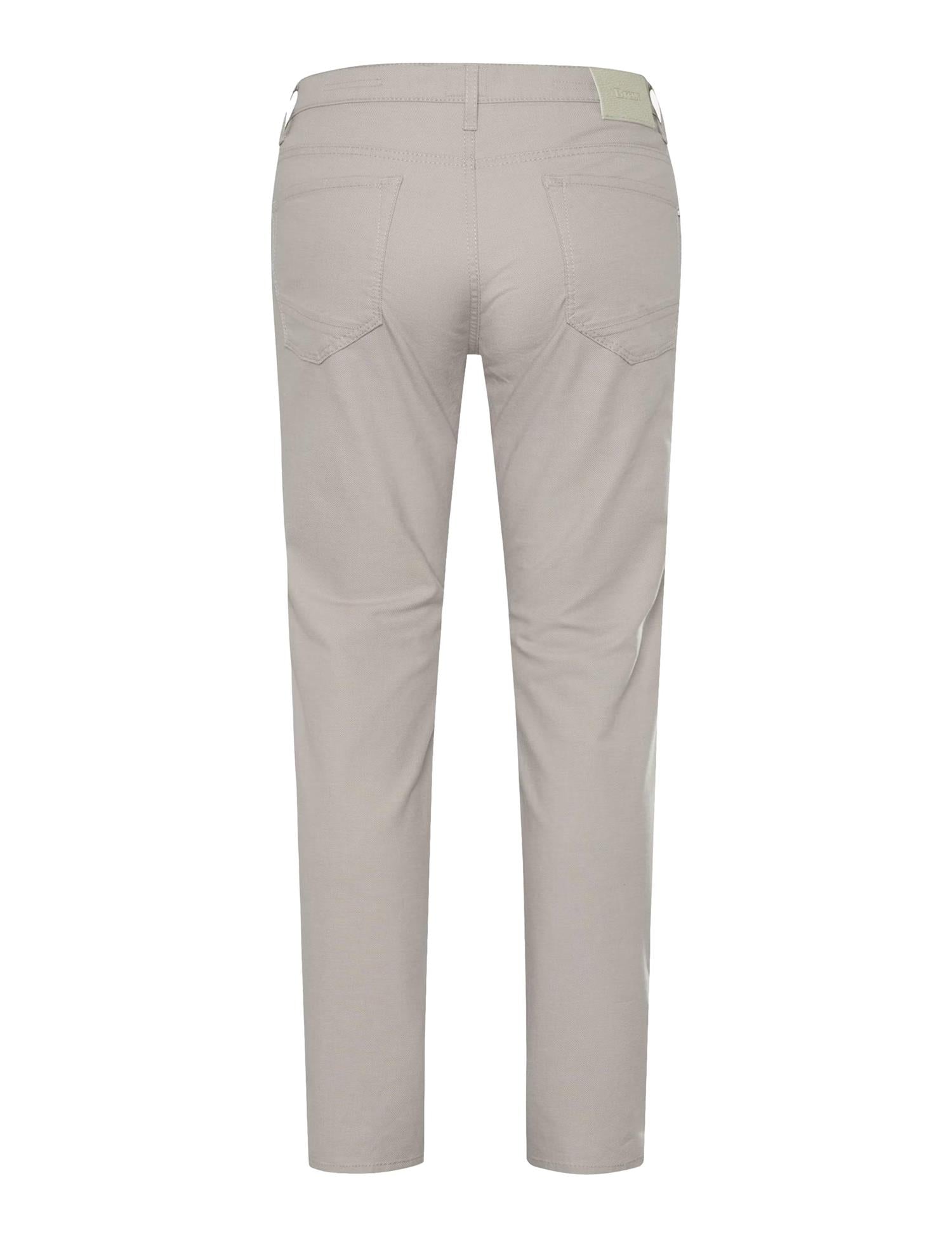 Beige Brax Chuck Bukse for menn med avslappet passform og komfortabelt stoff, vist fra siden.