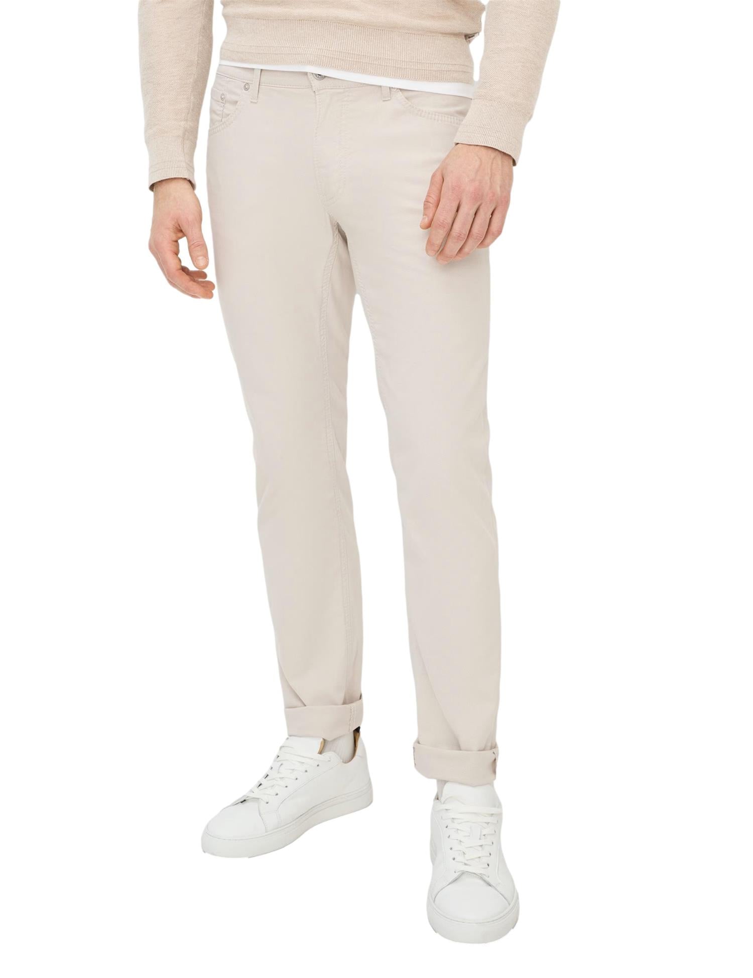 Lysbeige Brax Chuck jeans vises, med klassisk passform og jeansmateriale, perfekt for hverdagsbruk.