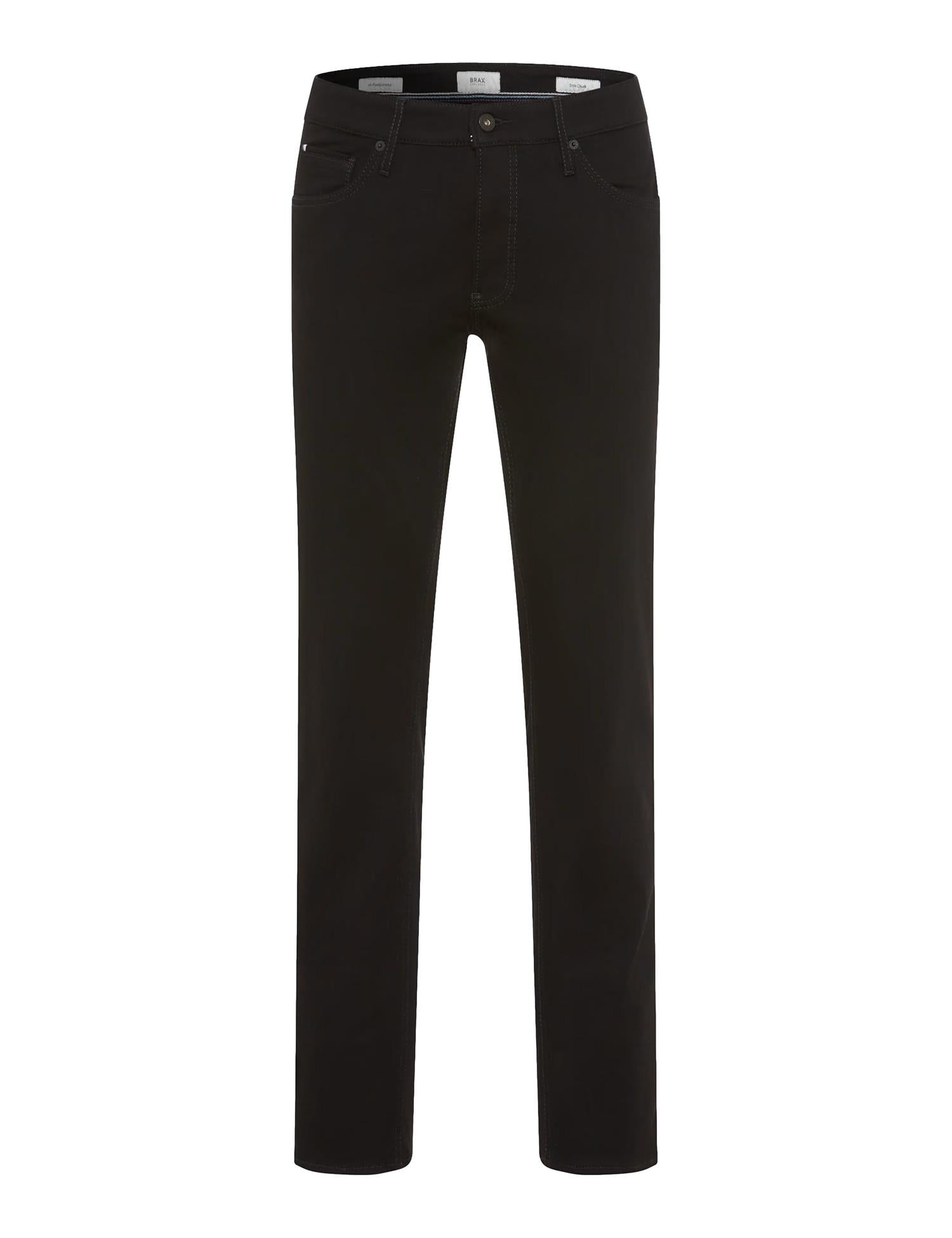 Sort jeans fra Brax Style Chuck med klassisk passform og slitestyrke, vist på modellen.