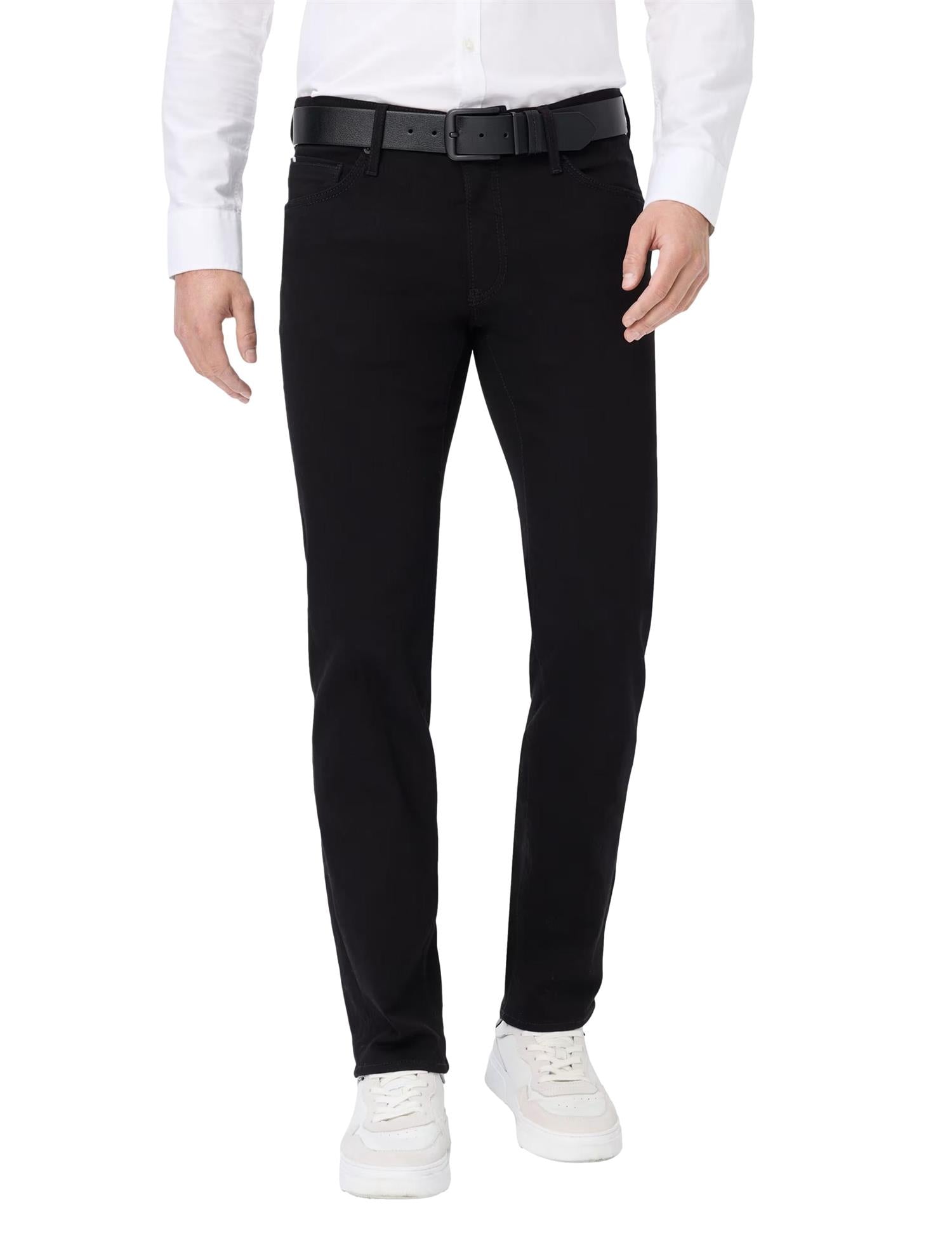 Sort jeans fra Brax Style Chuck med klassisk passform og stilren design, vist på modell.