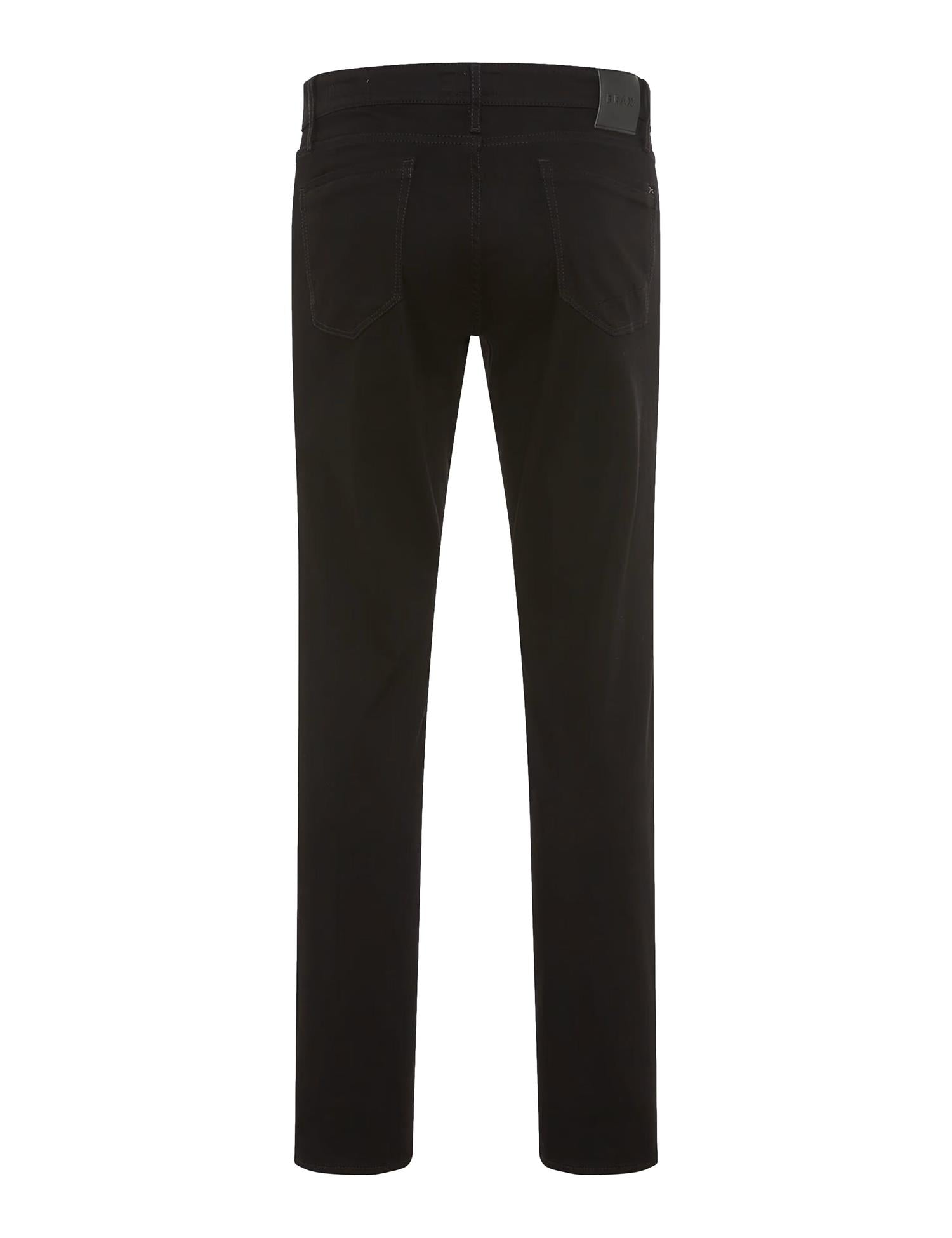 Svarte jeans fra Brax Style Chuck med klassisk passform og synlige sømmer, vist på en modell.
