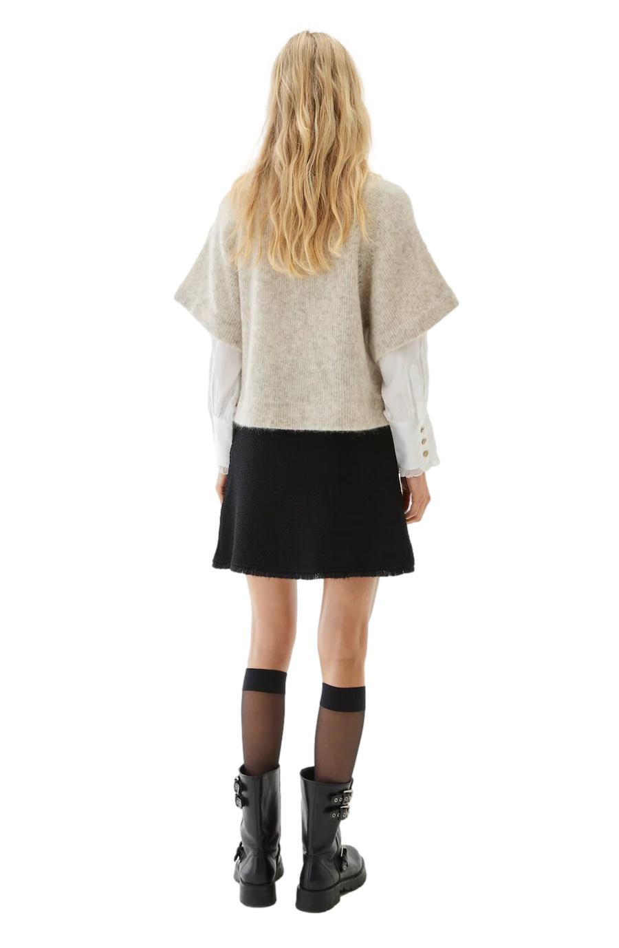 Busnel Vilanie cardigan i lys-beige, myk og komfortabel genser med klassisk design, vist på en modell.
