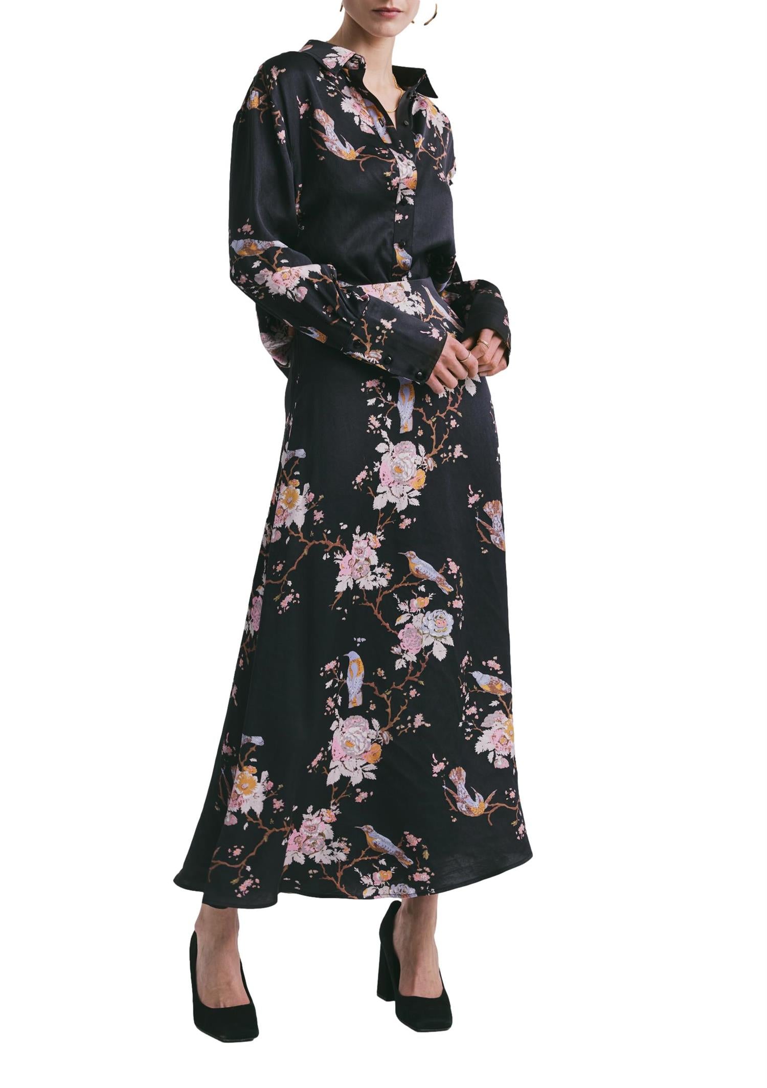 Sort satin skjørt fra By TiMo, mykt og elegant, vist på modell med glidelås og midilengde.
