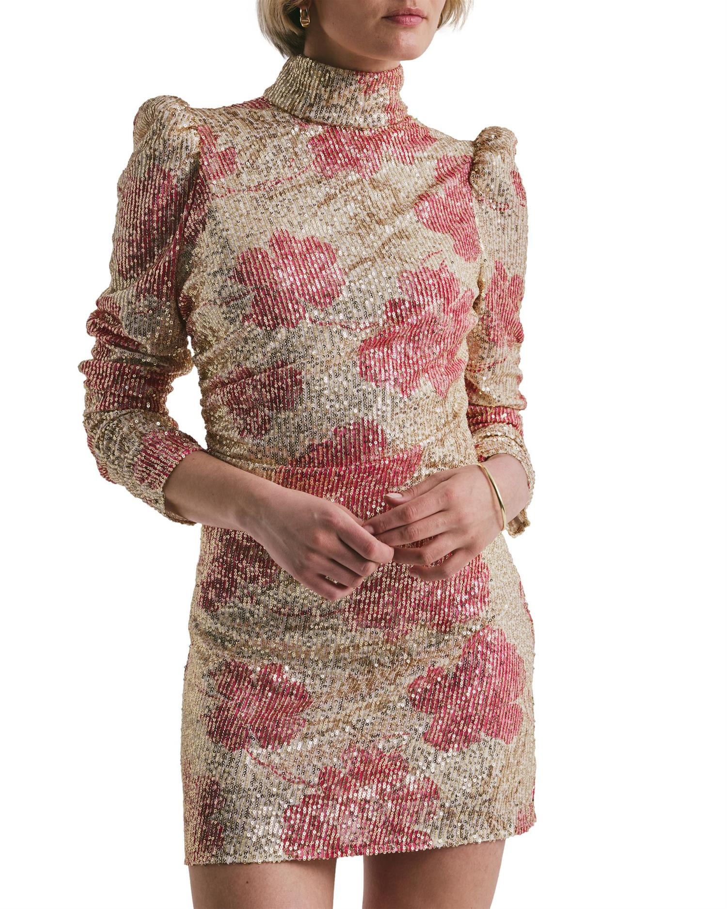 By TiMo kjole i rosa gull med paljetter og rynking, elegant festkjole med glitrende detaljer.