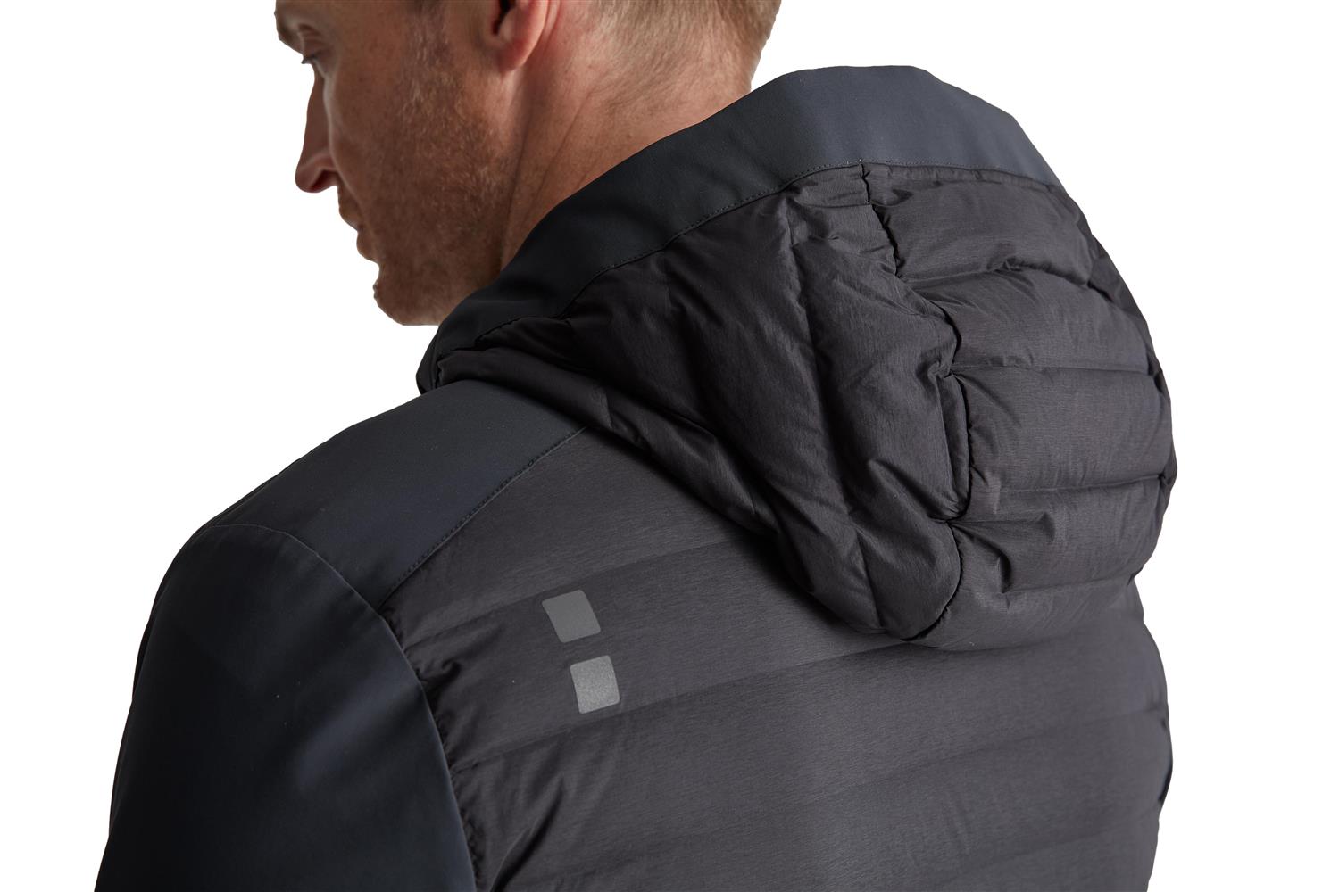 Sort UBR Supersonic™ Delta Hybrid Jakke med vannavstøtende stoff og moderne design, vist på modell.