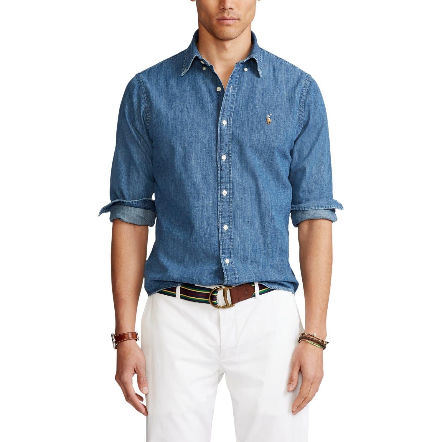 Polo Ralph Lauren denim skjorte i vanlig passform med klassisk dongeri-design og knappelukking, vist på modell.