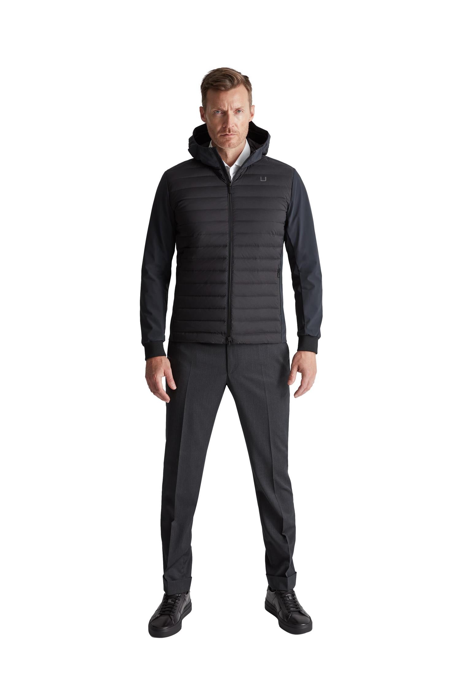 Sort UBR Supersonic™ Delta Hybrid jakke med tettsittende passform og moderne design, vist på modell foran en nøytral bakgrunn.