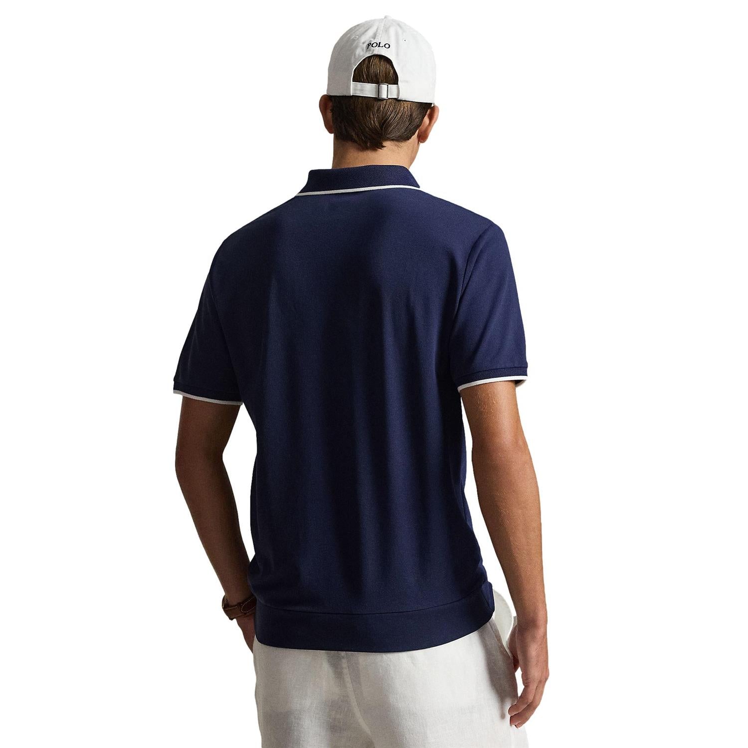 Marine blå Polo Ralph Lauren stretch mesh zip polo t-skjorte med klassisk passform og knappestolpe, vises på modell.