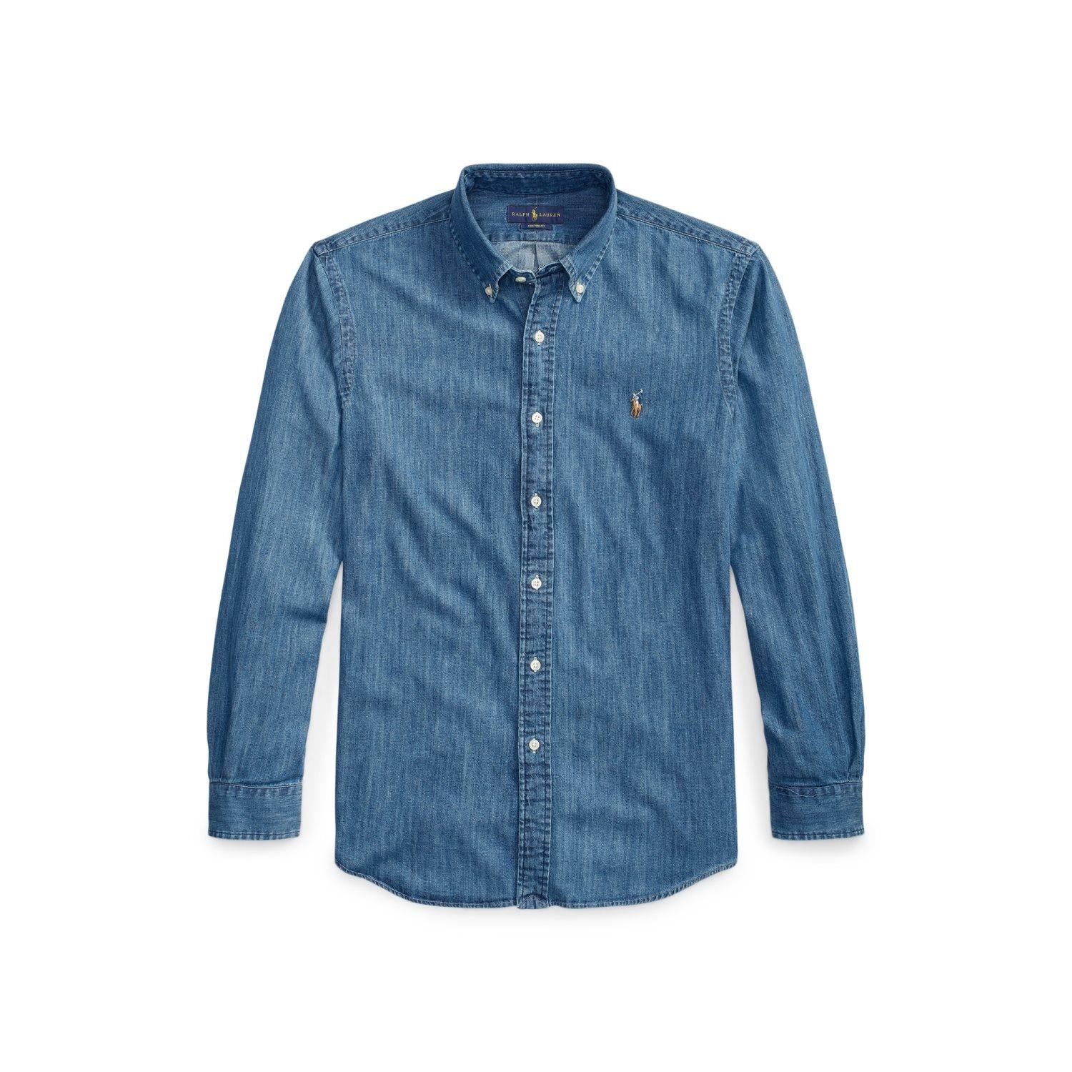 Polo Ralph Lauren denim skjorte i passform, med klassisk dongeri-stil og knapper foran, vist på modell.
