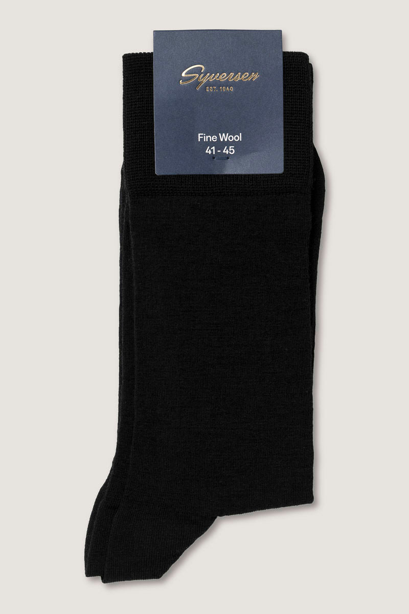 Syversen Socks fine ullsokker i svart, komfortable crew strømper laget av myk ull, synlige med ribbet tekstur.