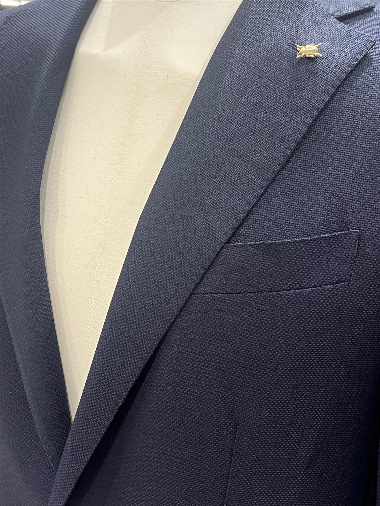 Marineblå CC Collection Corneliani blazerjakke i klassisk design, vist på en modell foran hvit bakgrunn.