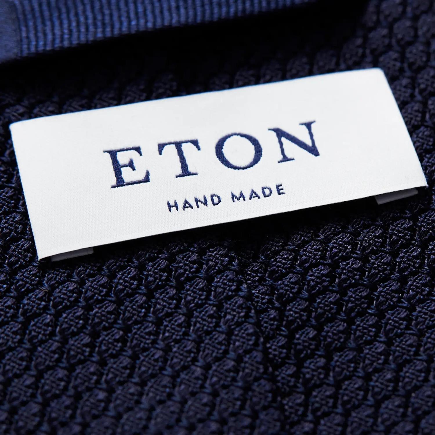Eton Marine slips med grenadine mønster, klassisk slips i marineblått, for formelle anledninger.