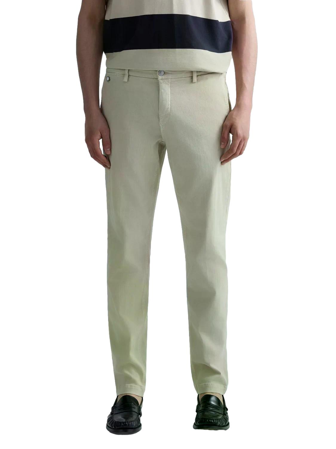 Replay Benni chinos jeans i lys-beige, klassisk og komfortabel buksetype, vist på modell med naturlig posering.