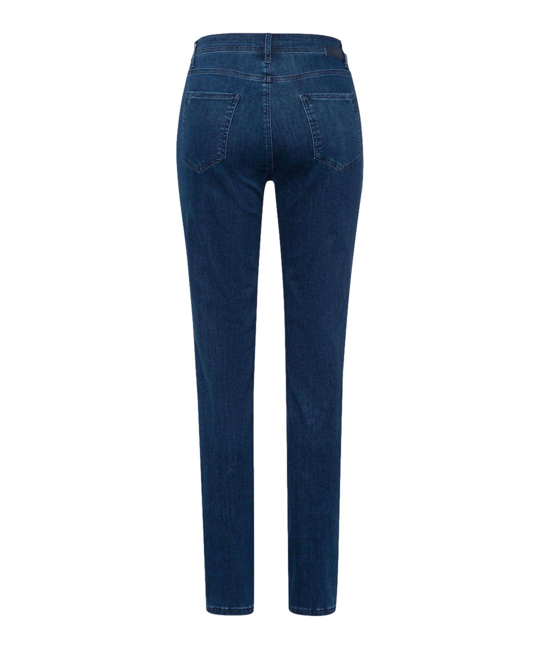 Mørkeblå Brax Mary jeans med klassisk passform og fem lommer, vist på en modell.