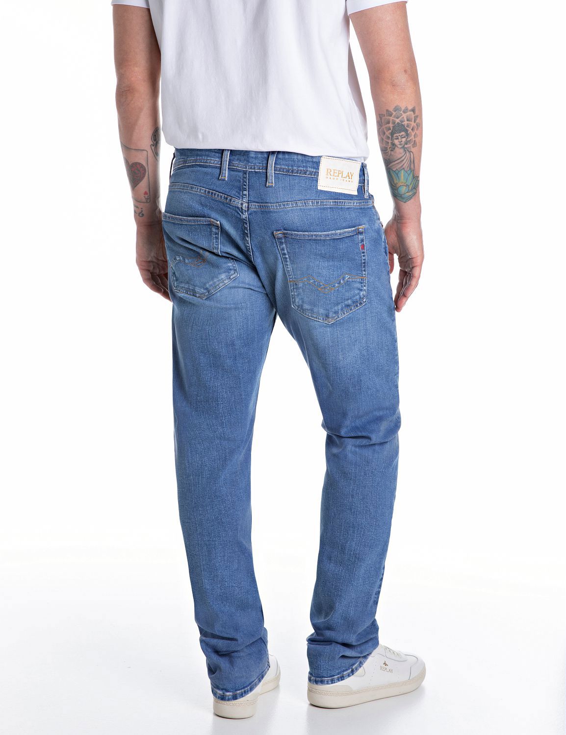 Replay Grover medium blå denim bukse med rett passform og synlige sømmer, vist på en modell.
