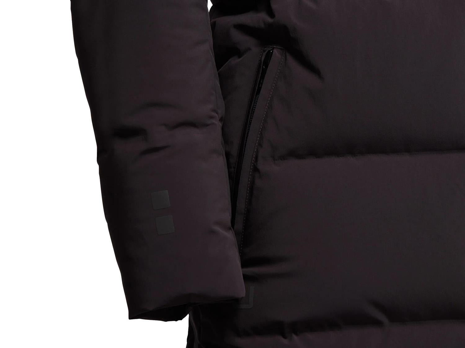 Brun UBR Infinity™ Down Coat jakke med varm, puffet design og hette, vist på modell foran en nøytral bakgrunn.