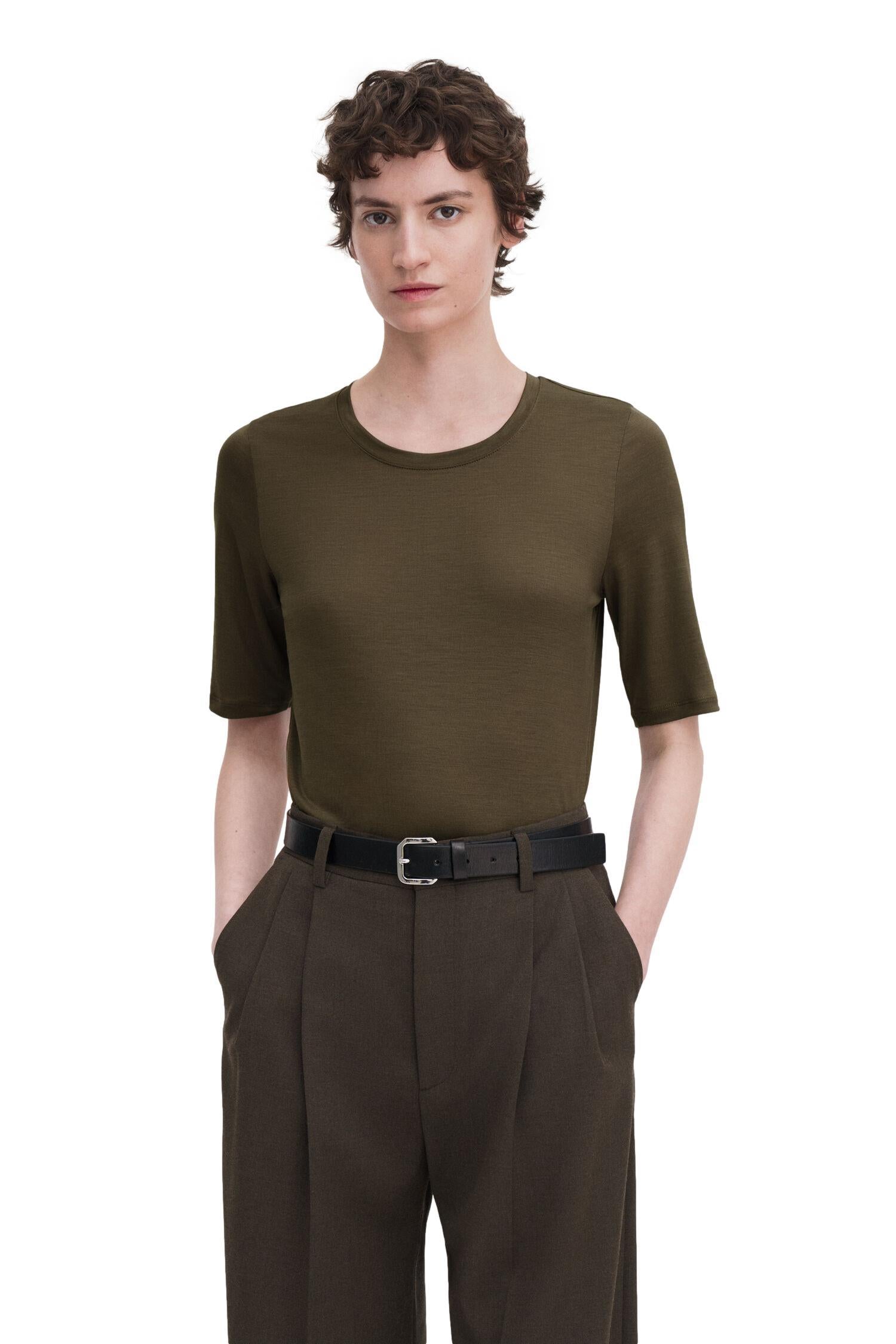 Mørkegrønn Filippa K Elena T-Shirt for kvinner, myk bomulls-T-skjorte med rund hals og kort erme.