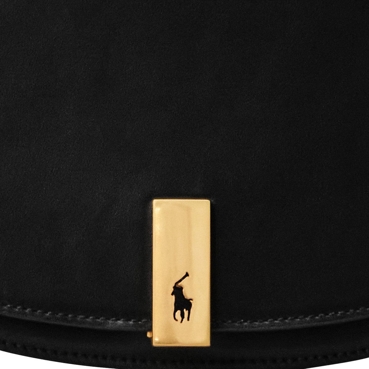 Sort Polo Ralph Lauren Polo ID kalveskinn saddeltaske med justerbar rem og gullfargede detaljer, vises i bildet.