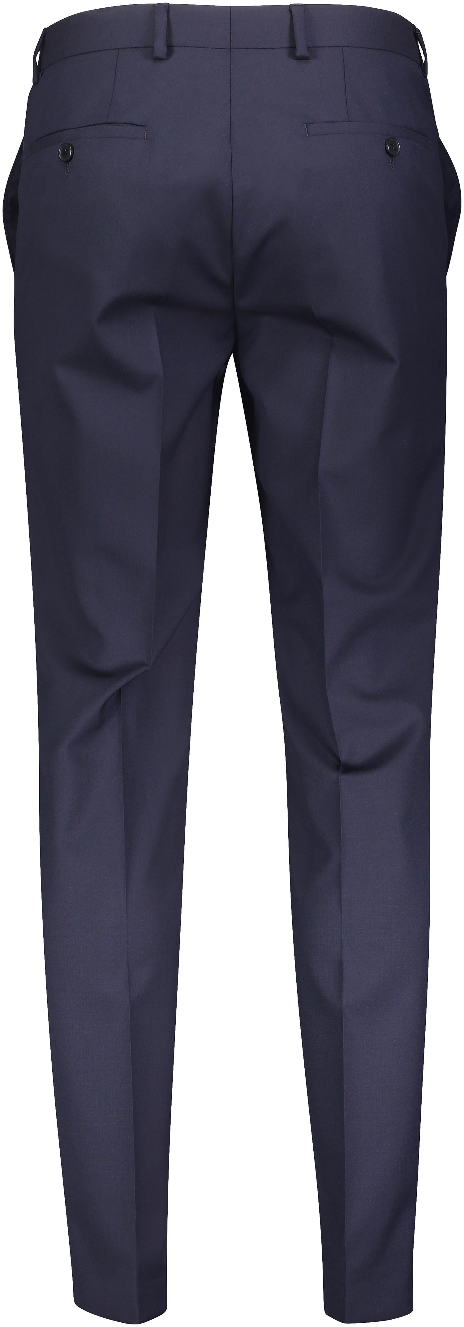 Frislid dressbukse i marineblått med rette linjer, laget av mykt stoff, vist på modell.
