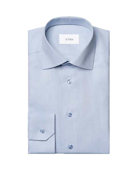 Lyseblå Eton semi-solid Signature Twill skjorte, her vist med krage og knapper, perfekt for formelle anledninger.