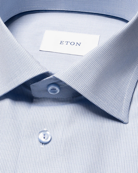 Eton lyseblå skjorte i semi-solid signature twill med klassisk krage og knappelukking, for en elegant, tidløs stil.