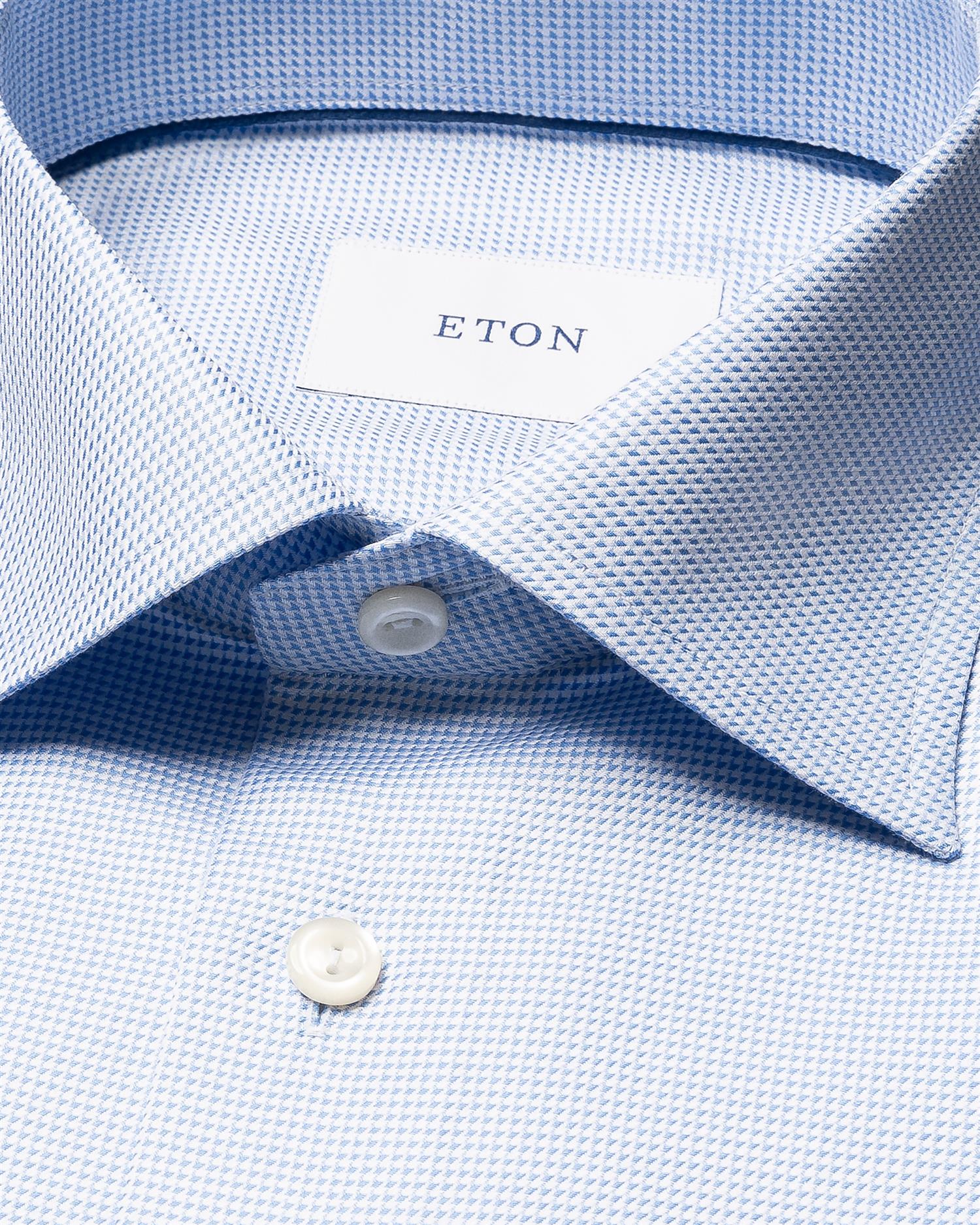 Eton semi-solid twill skjorte i lyseblå, her vist med krave og knappelukking, for en elegant, klassisk stil.