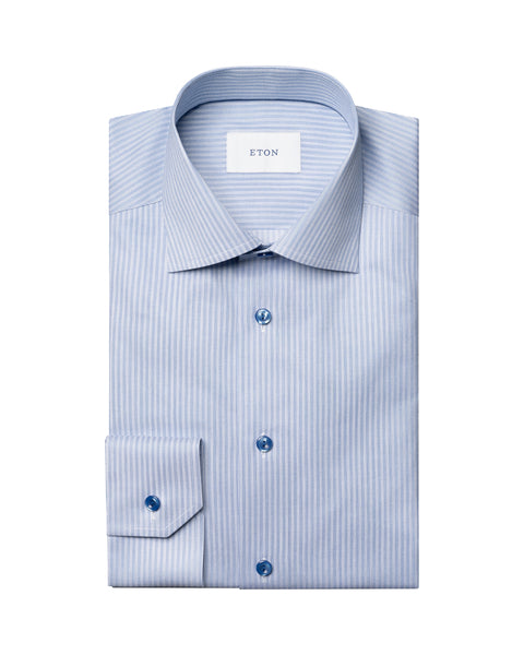 Eton stripet signature twill skjorte i blå med hvite striper, her vist med knappestolpe og krage, for en klassisk, elegant look