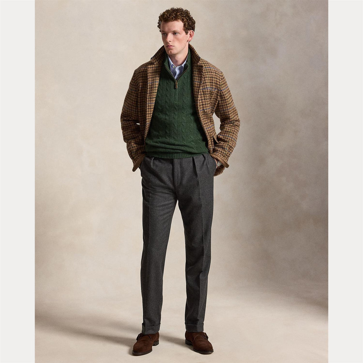 Grønn Polo Ralph Lauren genser i kabelstrikket ull- og kasjmirblanding, vist på en modell.
