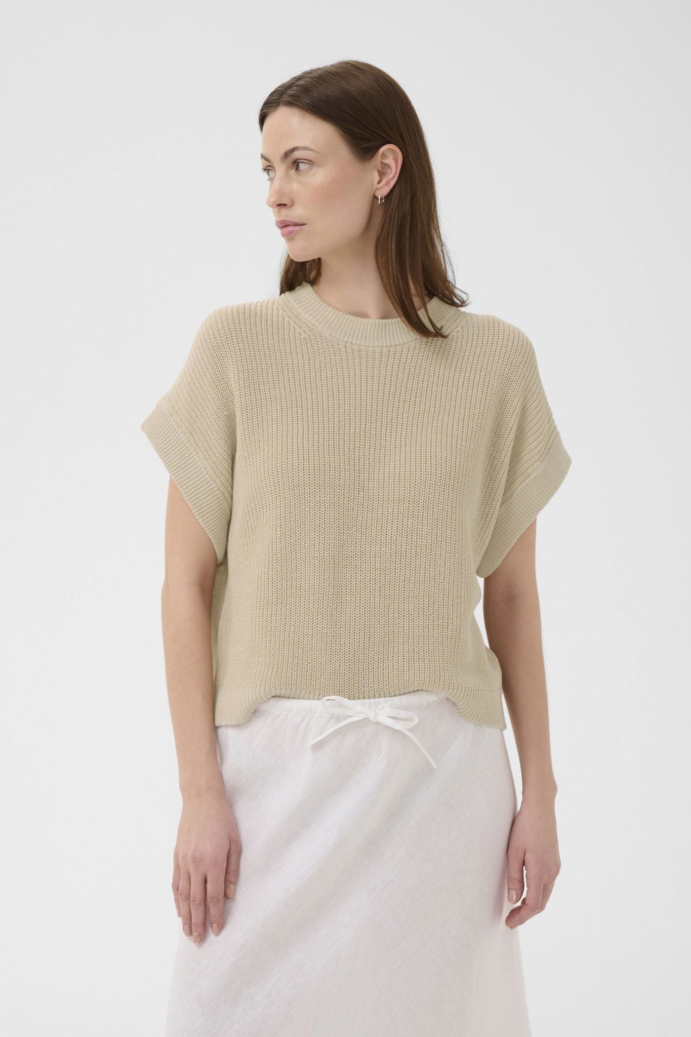 Part Two Belisiapw genser i French Oak, myk og komfortabel, vist på modell med casual styling.
