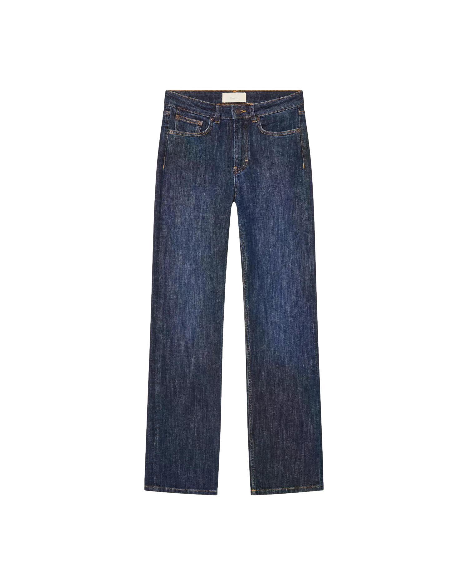 Jeanerica Arc jeans i denimstoff, slim fit, med klassisk blå farge og synlige sømmer, vist på modell.