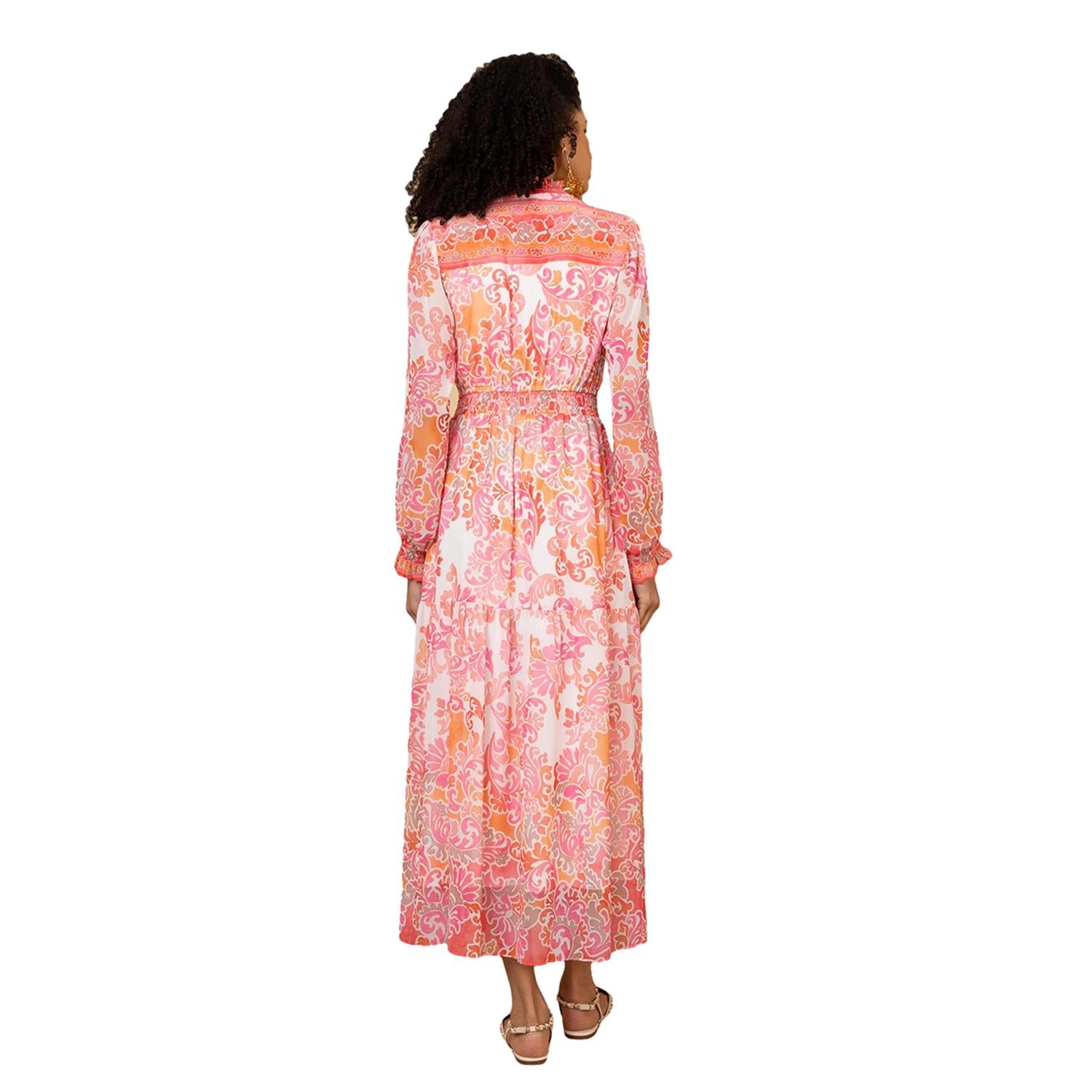 Rosa Hale Bob Bertille lang kjole med elegant snitt og blomsterdetaljer, vist på modell.