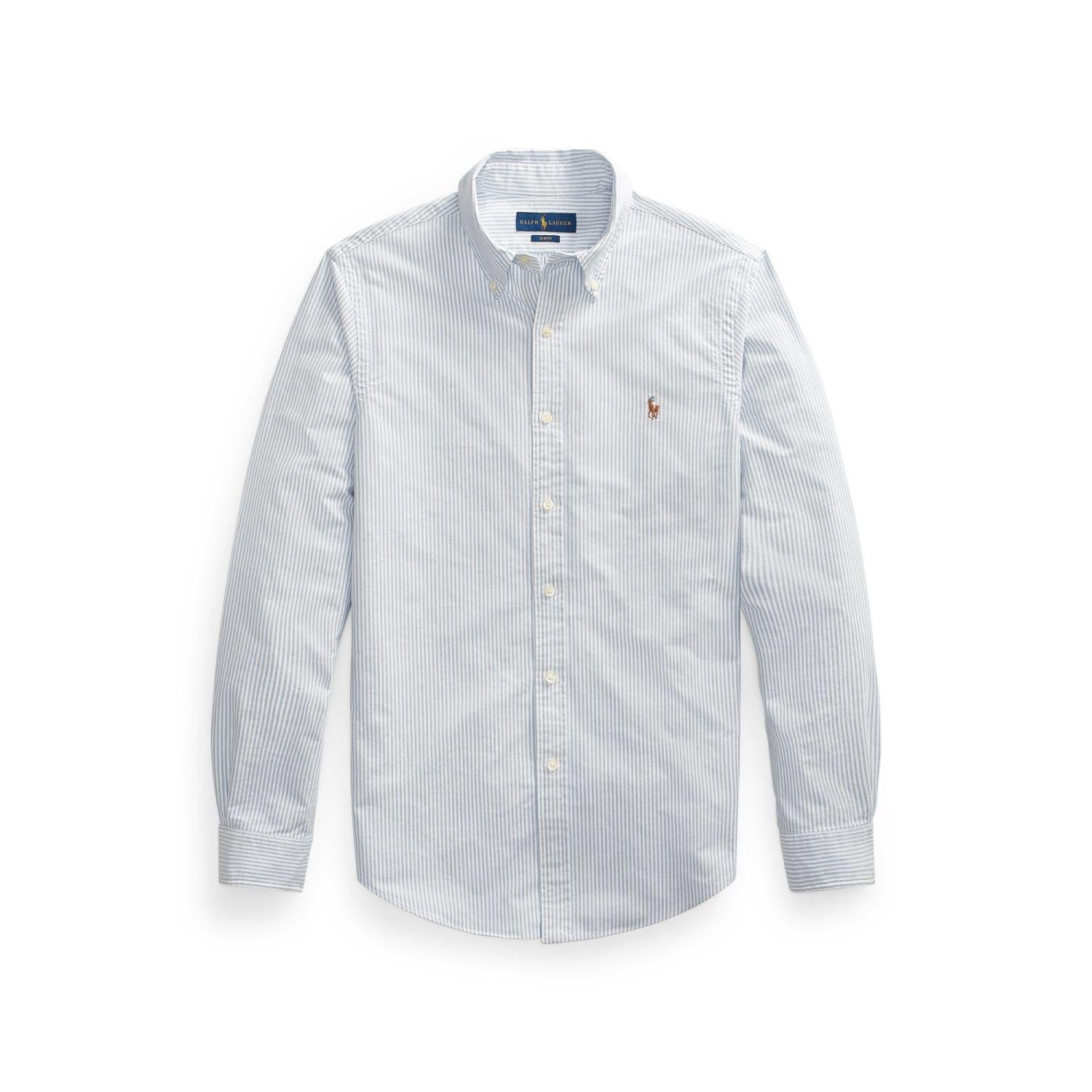 Blå stripete Polo Ralph Lauren Oxford slim fit skjorte med knappestolpe og krage, vist på modell.