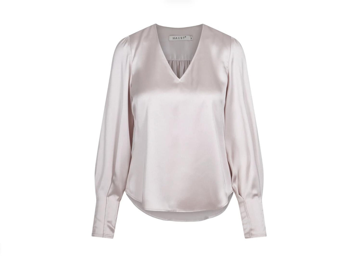 Haust V-hals bluse i champagnefarge, elegant skjorte med løs passform og lange ermer, perfekt for en sofistikert stil.