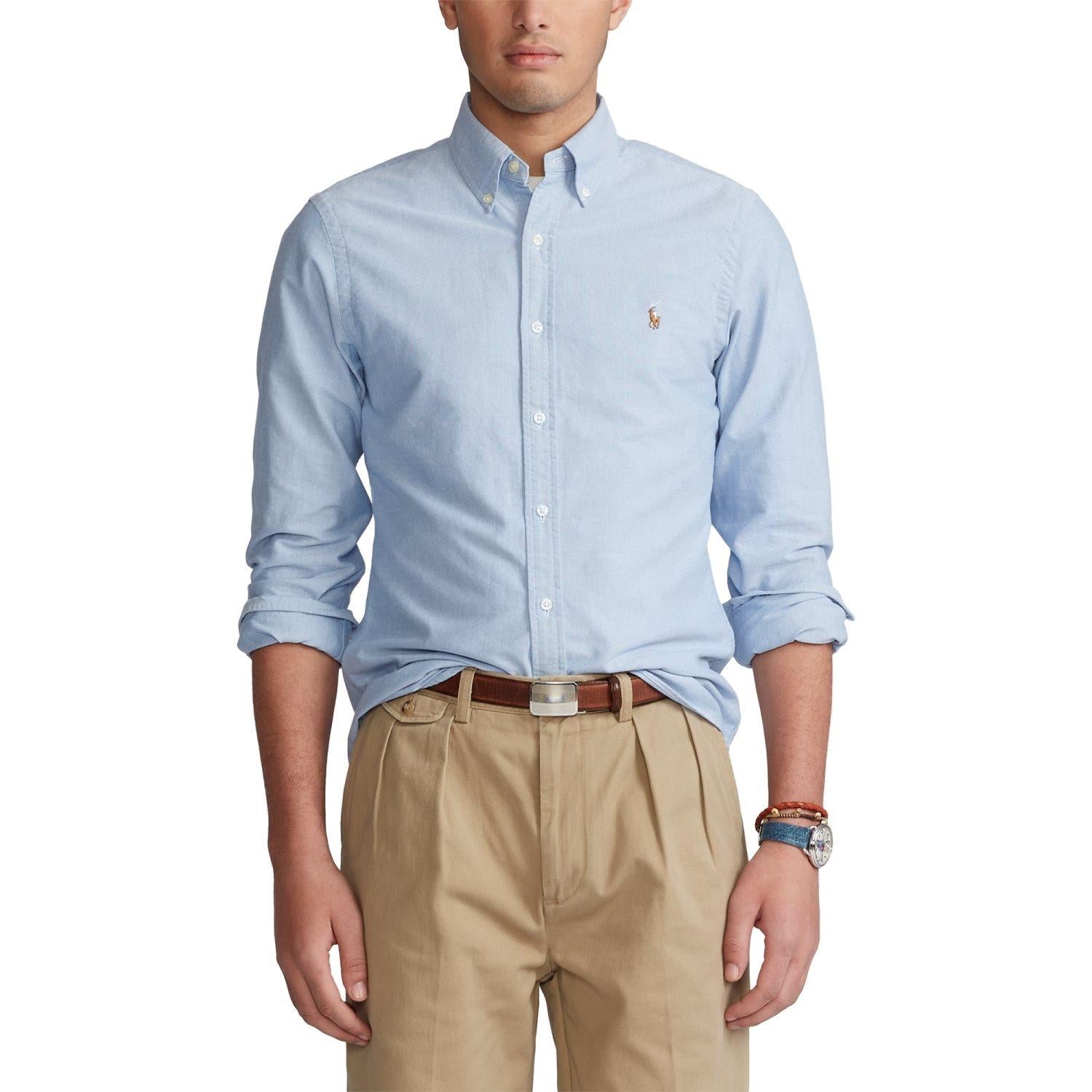 Lyseblå Polo Ralph Lauren Oxford skjorte i slim fit med krage og knapper, vist på en modell.
