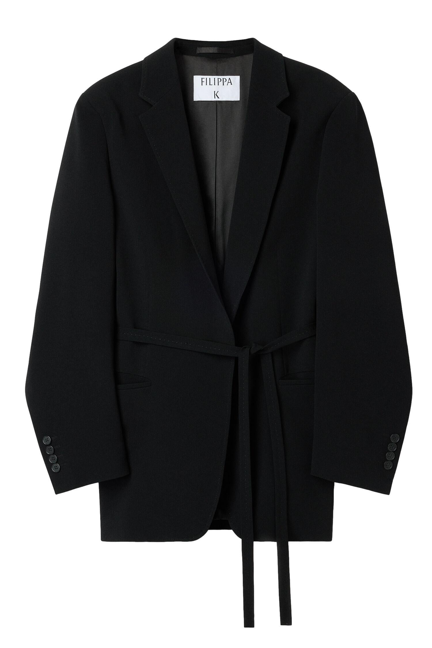 Sort Filippa K Ashley Draped Blazer dressjakke med løs passform og elegant design, vist foran på modellen.